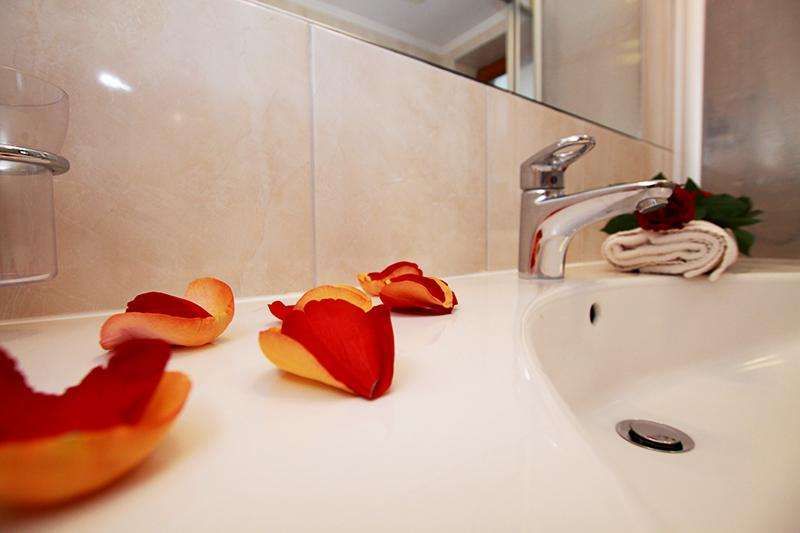 Waschbecken mit Rosen