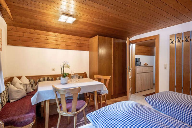 Schlafzimmer von Appartement A im Gästehaus Gmünderklause in Tirol