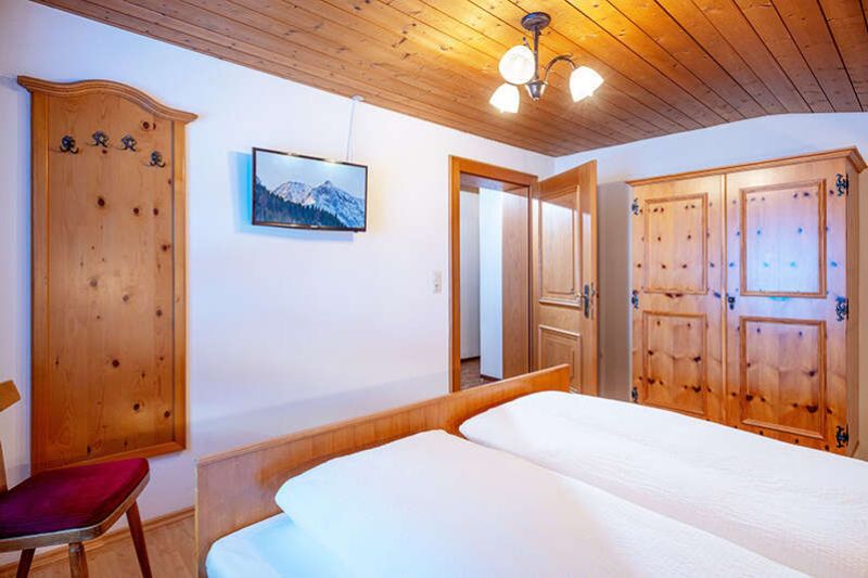 Schlafzimmer von Appartement B im Gästehaus Gmünderklause in Tirol