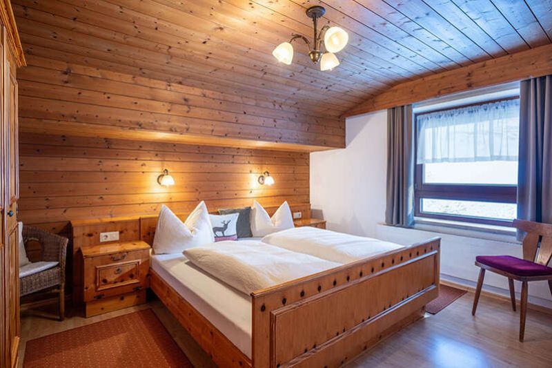 Schlafzimmer von Appartement B im Gästehaus Gmünderklause im Zillertal