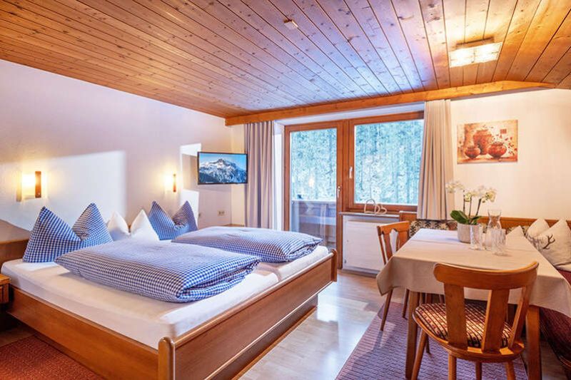 Schlafzimmer von Appartement A im Gästehaus Gmünderklause im Zillertal