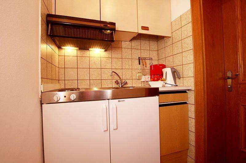 Küchenzeile im Appartement B im Gästehaus Gmünderklause in Tirol