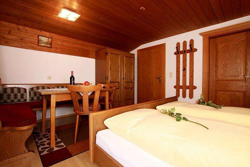 Schlafzimmer von Appartement A im Gästehaus Gmünderklause in Tirol