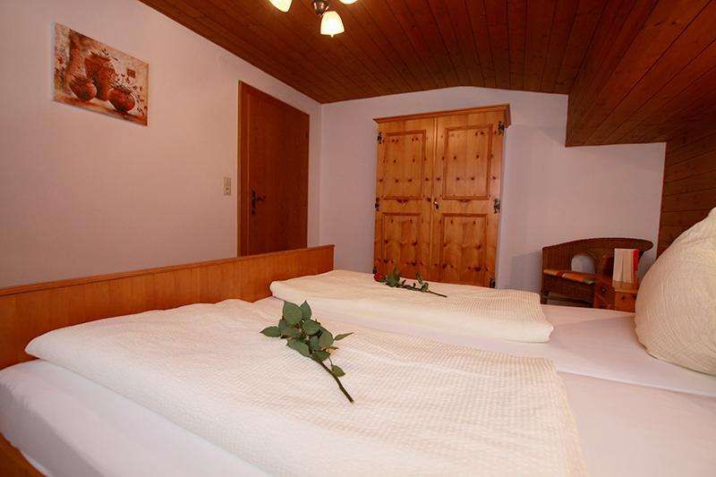 Schlafzimmer von Appartement B im Gästehaus Gmünderklause in Tirol