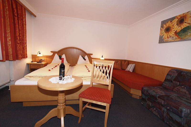 Doppel- oder Dreibettzimmer im Gästehaus Gmünderklause in Tirol