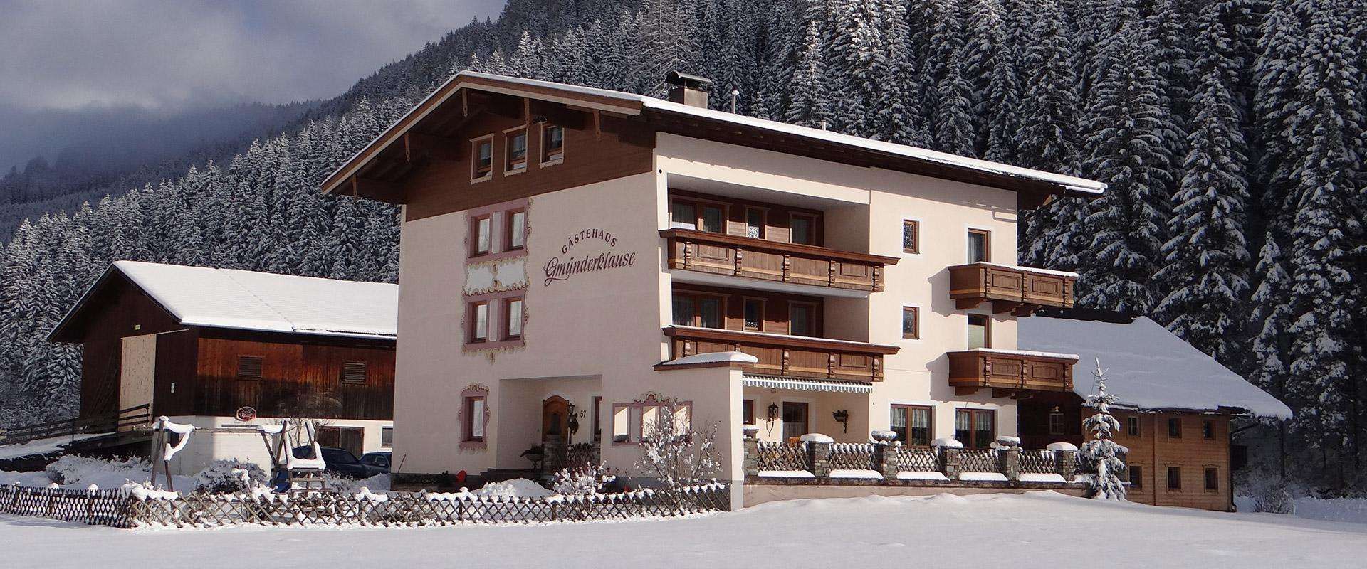 Haus Gmünderklause im Winter mit Zimmer und Appartements im Zillertal in Tirol