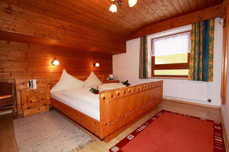 Schlafzimmer von Appartement B im Gästehaus Gmünderklause im Zillertal