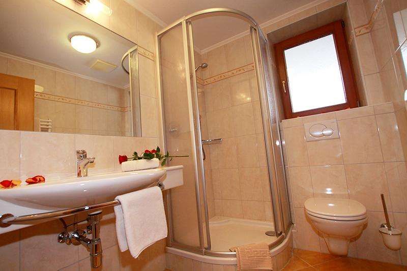 Badezimmer mit WC im Gästehaus Gmünderklause in Gerlos