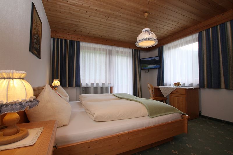 Doppelzimmer mit Balkon im Gästehaus Gmünderklause im Zillertal
